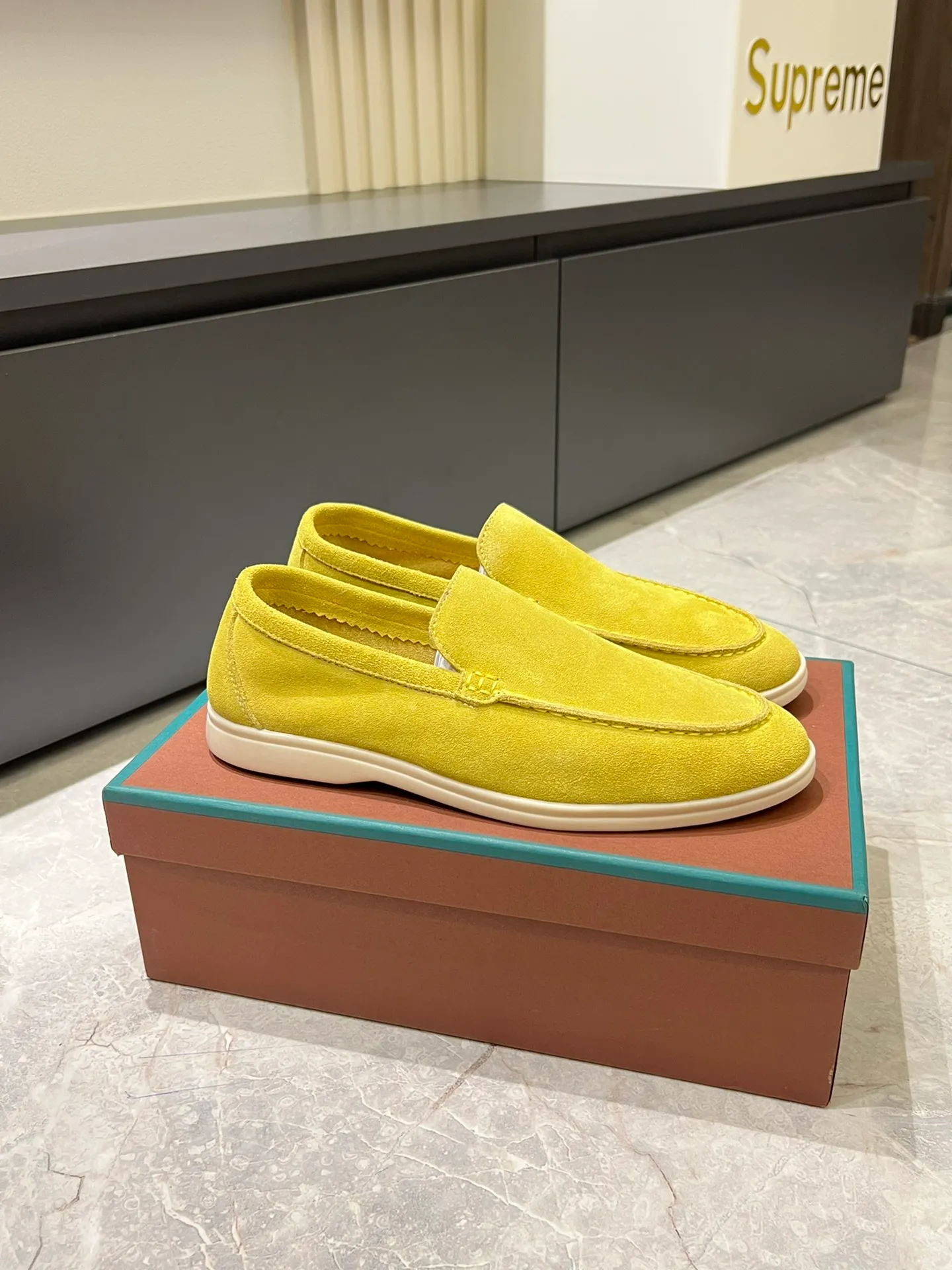 Men's shoes 💰p360 "Loro men's shoes 💰pian'*" Classic L men's shoes for couples 💰p Top version British flat loafers, a must-have item in old money style, the minimalist design is eye-catching and durable, a plus point for dressing The soft foot feel and texture are outstanding. They don’t scratch your feet and are very nice. They are matched with soft and waxy soles. They can be worn daily for a long time without getting tired. They are easy to wear, versatile and classic items, with perfect foot feel and texture! Imported cashmere fabric, the lining is made of imported A-grade water-dyed cow lining, the top version of the genuine leather midsole is sewn with pure handmade mark thread! Size: Female 35-40 (34. Customized) Male 38-44 (45.46. Customized)